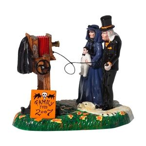 NWT Department 56 “2007” A Gravely Haunting